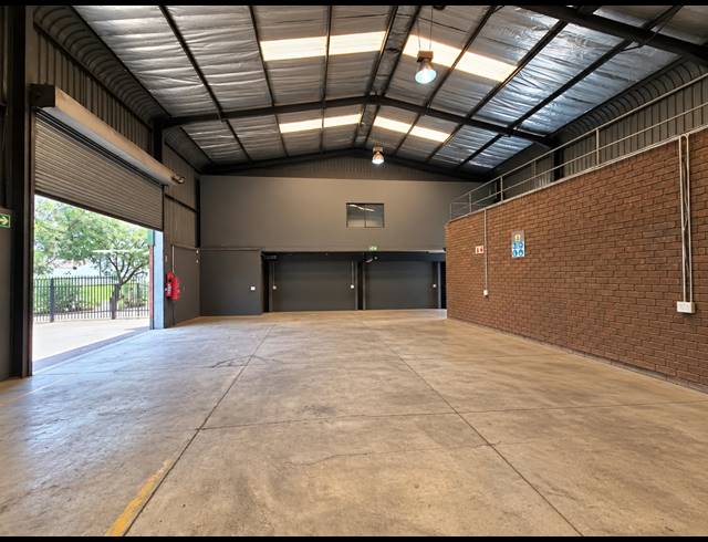 560M² WAREHOUSE TO LET IN FOUNDERS VIEW